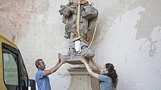 Instalace sochy ve Vojanových sadech