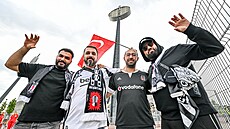 Ture�tí fanou�ci p�ed stadionem Hradce Králové.