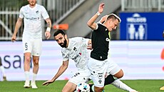 Jablonecký Filip Zorvan padá po souboji s protihrá�em z loty�ského RFS.