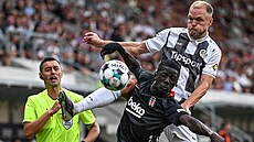Mick van Buren v akci b�hem zápasu s Besiktasem Istanbul.