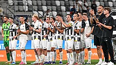 Hrá�i Hradce Králové d�kuji fanou�k�m po porá�ce s Besiktasem.