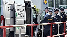 Policisté v pra�ské Uh�ín�vsi zastavili dodávku a nalezli v ní podez�elé v�ci....