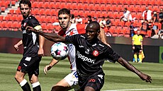 Pardubický úto�ník Abdullahi Tanko s mí�em p�ed Danijelem �turmem ze Slavie