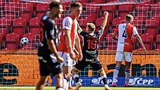 Pardubi�tí fotbalisté se radují z gólu Tomá�e Solila v utkání proti Slavii.