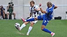 Královéhradecký David Ludví�ek (vlevo) a Vlasij Sinjavskij z Baníku Ostrava
