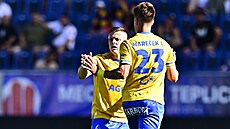 Tepli�tí fotbalisté oslavují gól Luká�e Mare�ka.