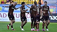 Plze�tí fotbalisté se radují z gólu Mat�je Vydry.