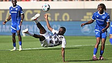 Královéhradecký úto�ník Abdullahi Umar se pokou�í o akrobatické zakon�ení v...