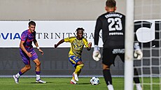 Zlínský zálo�ník Frank Appiah se sna�í uniknout Petru Mirvaldovi z Bohemians.