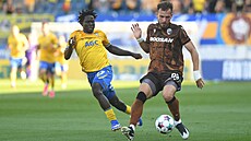 Plze�ský obránce Filip Prebsl se sna�í zastavit mí� p�ed Johnem Autou z Teplic.
