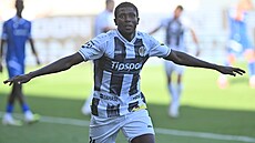 Královéhradecký úto�ník Abdullahi Umar se raduje z gólu, který v�ak byl...