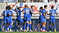 Ostrav�tí fotbalisté se radují z gólu Mat�je Chalu�e.