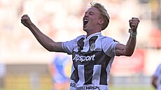 Královéhradecký zálo�ník Tom Slon�ík se raduje ze svého druhého gólu proti...
