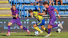 Zlínský úto�ník Daniel �miga se sna�í prosadit mezi bránícími hrá�i Bohemians.