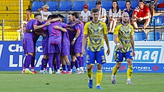 Fotbalisté Bohemians se radují z gólu, zatímco zlín�tí hrá�i smutní.