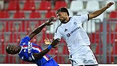 Úto�ník El Hadji Ndiaye z Artisu (vlevo) a olomoucký Louis Lurvink