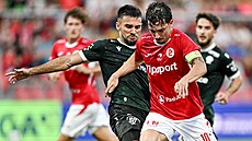 Jablonecký obránce Nemanja Tekija�ki se sna�í zastavit Vojt�cha Patráka z...