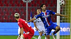 David �imek z Artisu Brno s marn� sna�í zabránit gólu v utkání proti Olomouci.