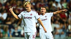 Spar�ané Jonatan Braut Brunes (vlevo) a Pavel Kade�ábek b�hem utkání v Mladé...