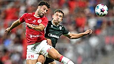 Pardubický zálo�ník Giannis-Fivos Botos v souboji s Janem Suchanem z Jablonce