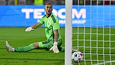 Olomoucký branká� Jan Koutný se ohlí�í za mí�em, který kon�í v jeho brán�.
