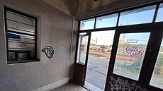 P�vodní samostatná výdejna jízdenek byla ji� dávno zru�ena. Lístky u� se...