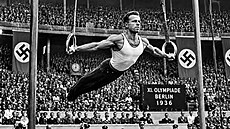 Vít�zná sestava Aloise Hudce na kruzích na olympiád� v roce 1936.