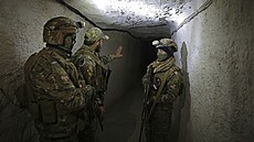 Jeden z mnoha. Syrské síly prohledávají tunel, který Hizballáh pou�íval pro...
