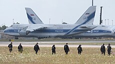 Policisté procházejí pole kolem areálu leti�t� v Lipsku v n�meckém Schkeuditzu....