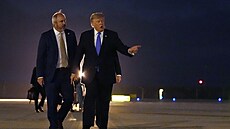 Americký prezident Donald Trump nastupuje do prezidentského speciálu Air Force...