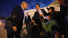 Americký prezident Donald Trump hovo�í s noviná�i na leti�ti v Los Angeles p�ed...