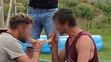 Kostro�ová spolu s rodi�i zem�elého chlape�ka a dal�ími �leny komunity...