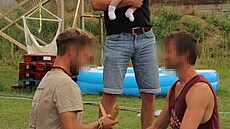 Kostro�ová spolu s rodi�i zem�elého chlape�ka a dal�ími �leny komunity...