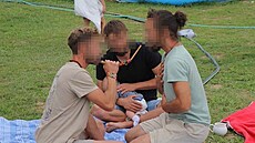 Kostro�ová spolu s rodi�i zem�elého chlape�ka a dal�ími �leny komunity...