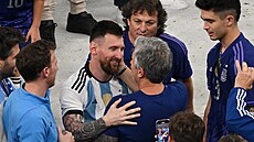 Lionel Messi se objímá se svým otcem Jorgem po triumfu na sv�tovém �ampionátu...