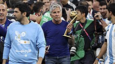 Jorge Messi s trofejí pro nejlep�ího hrá�e turnaje, kterou na mistrovtsví sv�ta...