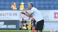 Plze�ský kou� Martin Hyský podporuje hrá�e b�hem utkání s Teplicemi.