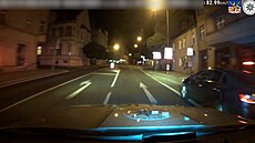 Babi�ce ukradl peníze i auto, s ním potom zb�sile ují�d�l policist�m