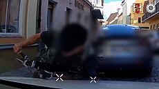Do auta v centru Chomutova narazil cyklista, m�l skoro t�i promile v dechu