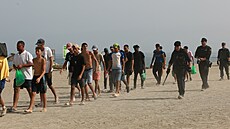 �pan�lská policie dohlí�í na migranty opou�t�jící Ceutu. (1. srpna 2026)