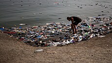 Mu� hledá boty mo�i, které p�eplavali migranti z Maroka do �pan�lské Ceuty. (1....