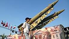 Protitrumpovský transparent vyv�ený p�ed balistickými rakety Zolfaghar a...