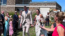 Eli�ka Hamzová s Jakubem Joklem b�hem svatebního ob�adu.