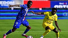 Alexis Alégué v souboji o mí� se Solomonem Johnem.