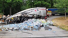 Na �elezni�ním p�ejezdu u By�ova se st�etl osobní vlak s kamionem p�evá�ejícím...