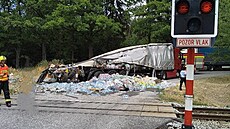 Na �elezni�ním p�ejezdu u By�ova se st�etl osobní vlak s kamionem p�evá�ejícím...