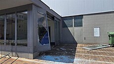 Opilý �idi� projel proskleným vestibulem stadionu v �eské T�ebové. (3. srpna...