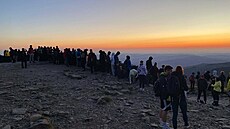 Za východem slunce na nejvy��í horu �eska vyrazily stovky turist� u� p�ed pátou...
