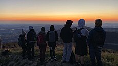 Za východem slunce na nejvy��í horu �eska vyrazily stovky turist� u� p�ed pátou...