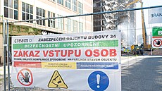Druhý den demolice budovy �. 34 v ba�ovském areálu. Zbourání nebezpe�ných �ástí...